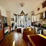 Ground Floor Apartment Sleeps 4, London Zone 2 Close To Central Victoria Line