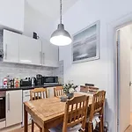 Ground Floor Apartment Sleeps 4, London Zone 2 Close To Central Victoria Line
